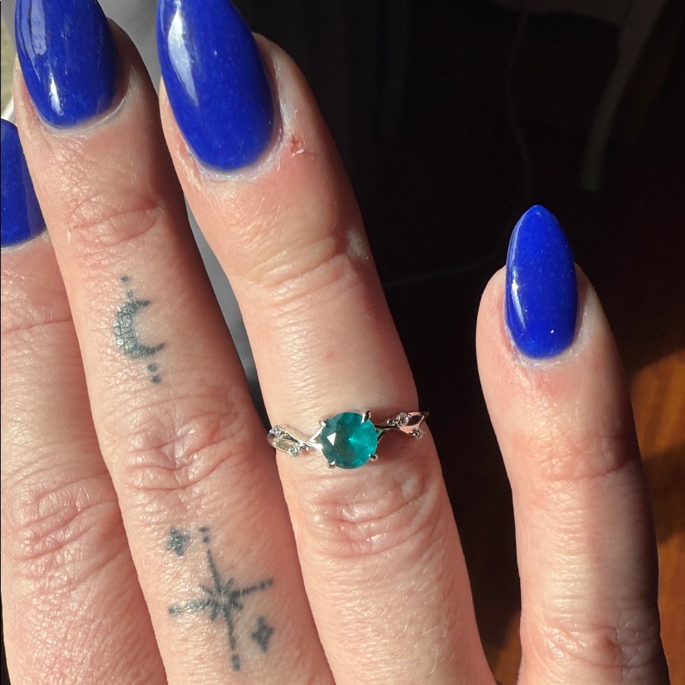 NWT Elegant Silver and Green Gemstone Ring Size 6